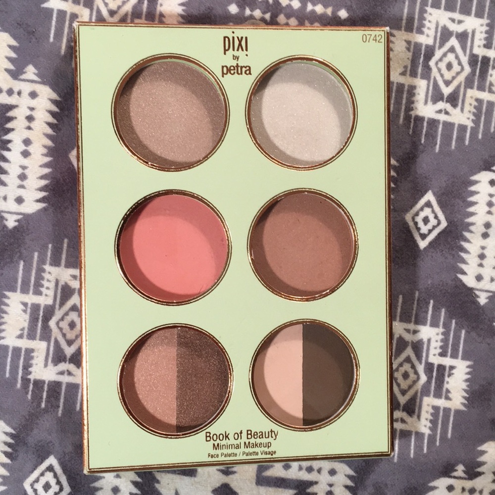 SOLD 👑PIXI BY PETRA⚡️ book of beauty 💕